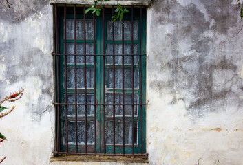 Obraz premium Colony, Uruguay. Old colonial city of cobblestone streets and stone houses. old antique car.