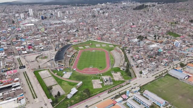 ESTADIO EN LA CIUDAD VISTA AERES DE DRONE 
