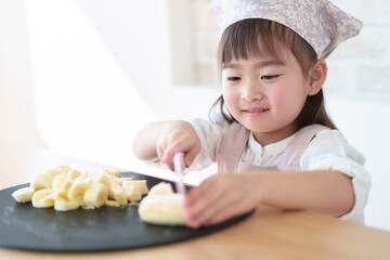 料理を手伝う女の子