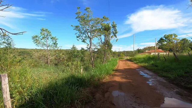 Dirigindo em estrada rural no distrito de Conselheiro Mata, na cidade de Diamantina, Estado de Minas Gerais, Brasil