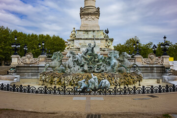 The monument to the Girondins (Monument aux Girondins) with two 21-metre rostral columns (1829), fountain at place des Quinconces. Bordeaux, France. - 776469972