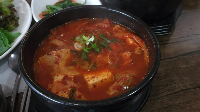 김치찌개(Kimchi-jjigae)는 대표적인 한국 요리 중 하나로, 김치를 넣고 얼큰하게 끓인 찌개