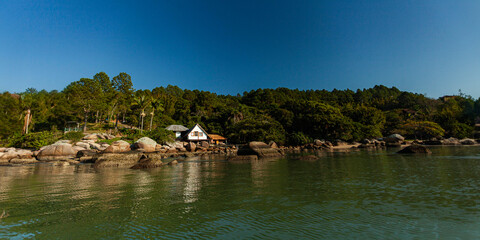 Costa de praia com casa costeira