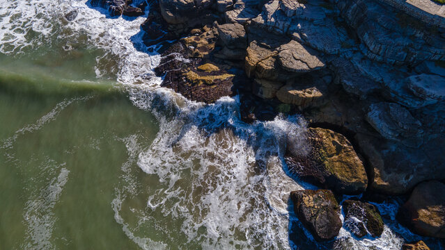 Hermosas fotos aerea tomadas con drone de olas chocando con rocas rompeolas de la ciudad de Mar del Plata, Argentina.