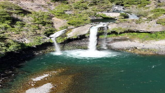 toma de drone, cascada en vertical 