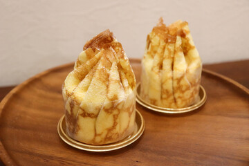 クリームとベリーソースたっぷりのクレープ包みのケーキ、デザート、カフェメニュー