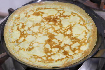 朝食用のフライパンで焼くパンケーキ、クレープ