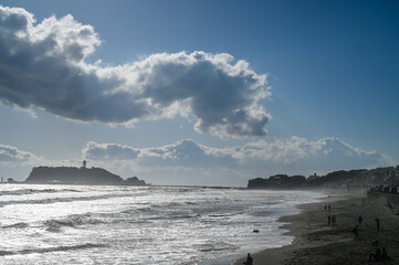 夕焼けの神奈川県湘南江の島と七里ヶ浜