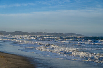 夕焼けの神奈川県湘南江の島と七里ヶ浜