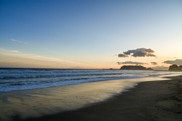 夕焼けの湘南江の島と七里ヶ浜