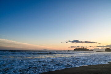 夕焼けの湘南江の島と七里ヶ浜