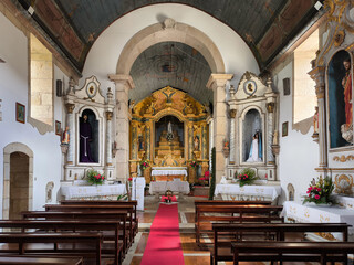 Interior e altar da Igreja de São Tiago em Amedo com o seu altar dourado e o seu estilo românico...