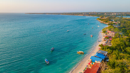 Aerial view of Playa Blanca, Baru, showcasing its turquoise waters, sandy beaches, and boats anchored nearby © Jhampier Giron