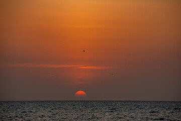 Obraz premium Breathtaking sunset over the serene ocean at Playa Blanca, Baru, Cartagena, Colombia