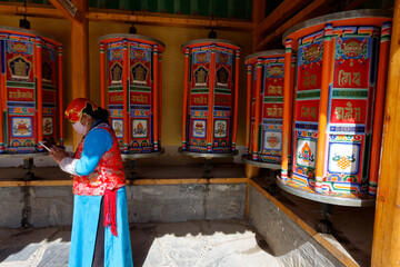 Pielgrzymi w klasztorze buddyjskim - obrazy, fototapety, plakaty