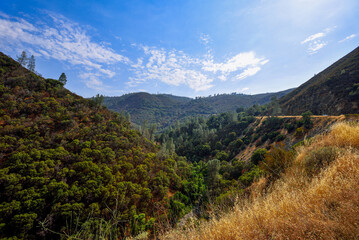 Fototapeta na wymiar Beautiful Landscape surrounding California State Route 140 between Mariposa and Yosemite National Park