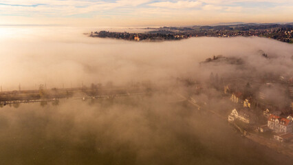 Nebel über dem Bodensee und rund um die Inselstadt Lindau
