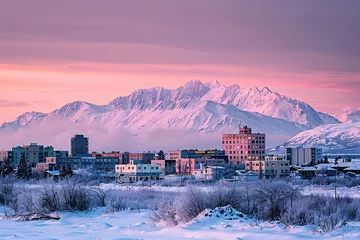 Keuken spatwand met foto a snowy landscape with buildings and mountains in the background © Gheorghe