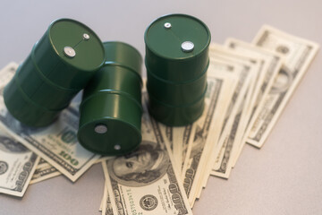 the barrel of oil of one hundred US dollar bills