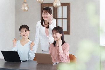 Fototapeta premium オフィスで働くビジネスウーマンたち