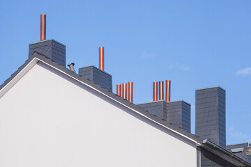 Dach, Schornsteine, Weisse Hausmauer, Bremen, Deutschland - 777067939