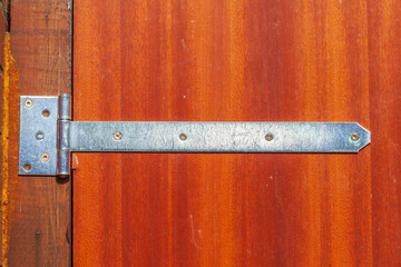 Türbeschlag aus Metall an einer braunen Holztür, Deutschland - 777071104