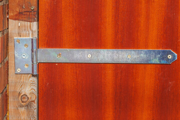 Türbeschlag aus Metall an einer braunen Holztür, Deutschland