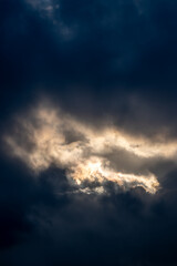 太陽光を遮る雷雲