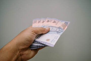 A wad of IDR 10,000 will be ready to be distributed to several children on Eid