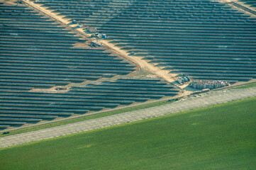 vue aérienne de champs de panneaux solaires à Senonches en France - 777138160