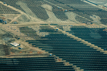 vue aérienne de champs de panneaux solaires à Senonches en France - 777138175