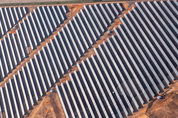 vue aérienne de champs de panneaux solaires à Senonches en France - 777138184