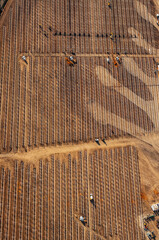 vue aérienne de champs de panneaux solaires en construction à Senonches en France