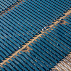 vue aérienne de champs de panneaux solaires à Senonches en France - 777138305