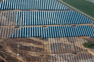 vue aérienne de champs de panneaux solaires en construction à Senonches en France - 777138350