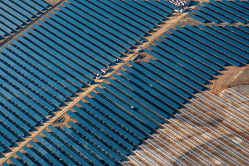 vue aérienne de champs de panneaux solaires à Senonches en France - 777138367