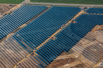 vue aérienne de champs de panneaux solaires à Senonches en France - 777138389