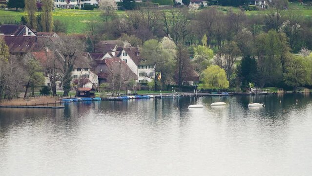 Ufer der Stadt Greifensee am Greifensee, Schweiz im April