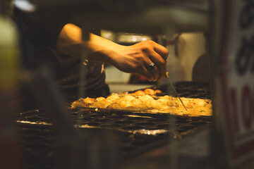たこ焼きを焼く男性