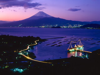 静岡県沼津市西浦長井崎から眺める夕暮れの富士山・手前にはもう見ることの出来ないスカンジナビア号が写っています