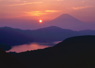 大観山から眺める夕暮れの富士山と芦ノ湖　神奈川県箱根町にて