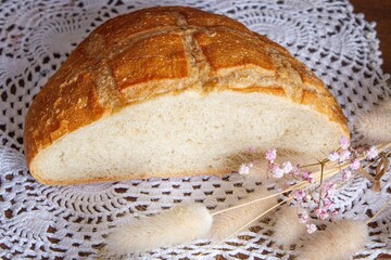 miche de pain sur la table