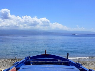 Il mare dello Stretto di Messina visto da una barca sulla spiaggia di Messina.