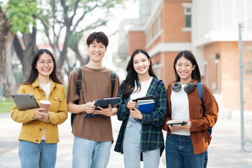 Obraz premium Group of students with books preparing for exams during holidays.