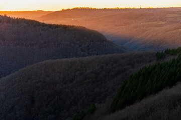 Dernières lueurs du jour embrasant les gorges de la Truyère, Paulhenc, Aveyron, région...