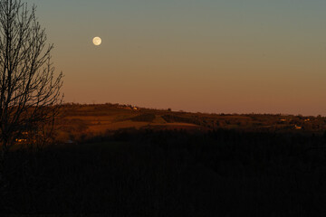 Lueurs de lune rousse sur les paysages cantaliens en hiver, Site de Turlande, La Borie, Massif...