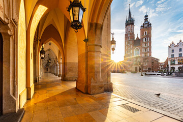Cracow, Poland old town and St. Mary's Basilica seen from Cloth hall at sunrise - obrazy, fototapety, plakaty