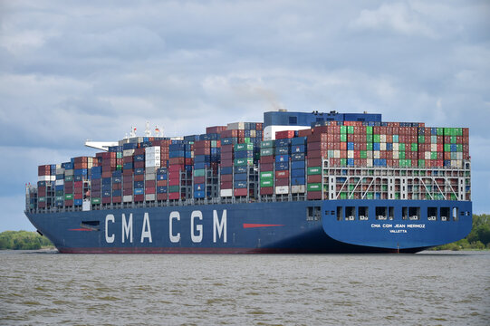 Containerschiff CMA CGM Jean Mermoz fährt in der Elbe zum Hamburger Hafen 