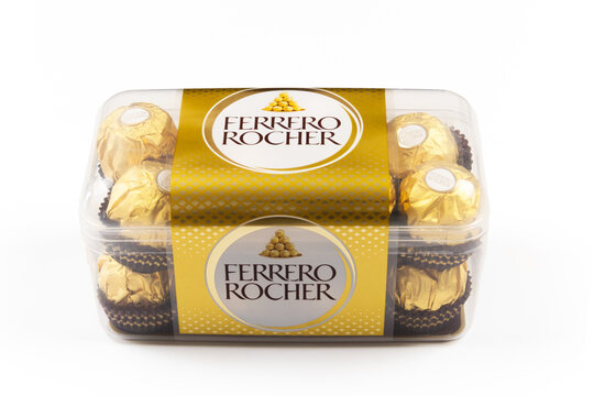 boite de chocolats de marque Ferrero Rocher isol&eacute;e sur un fond blanc