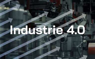 Industrie 4.0 Schriftzug - im Hintergrund Maschinen einer Produktionsanlage und grafische...
